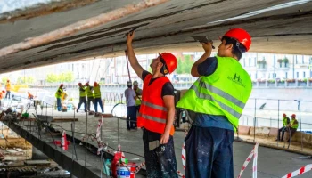 Специалисты проводят реконструкцию Малого Каменного моста в центре Москвы