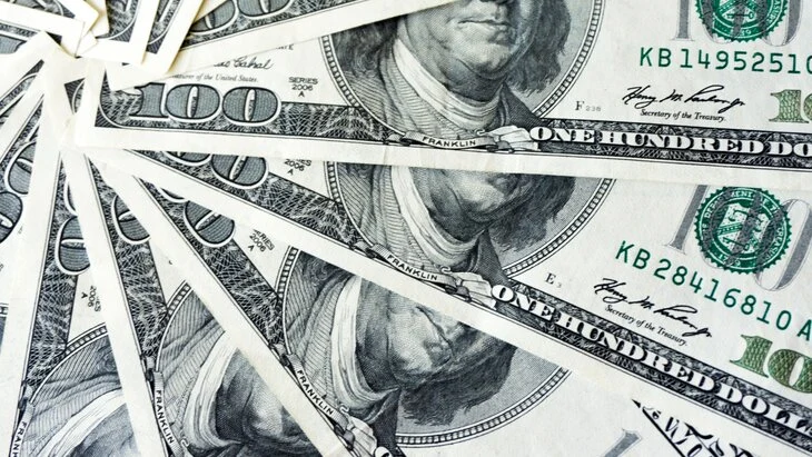 Экономист Остапкович: доллар может упасть максимум до 75 рублей