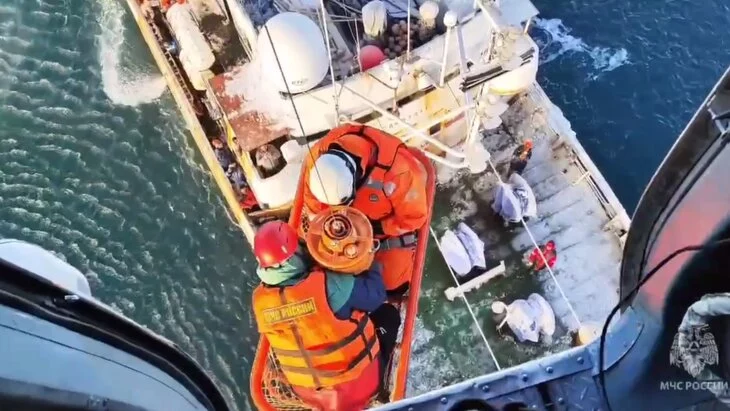 Спасатели эвакуировали пострадавшего моряка с судна в Охотском море