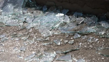 Остекление в жилом доме повреждено после падения обломков БПЛА в Таганроге