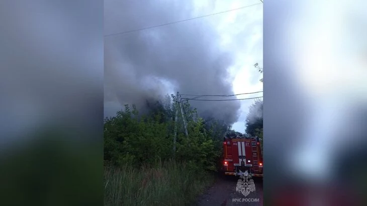 Здание мебельного производства в Нижнем Новгороде горит на площади 1,2 тыс "квадратов"