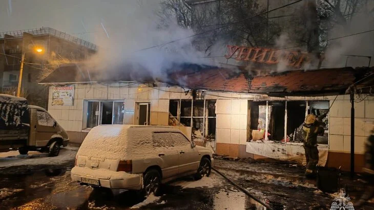 Крупный пожар произошел в магазине в Красноярске