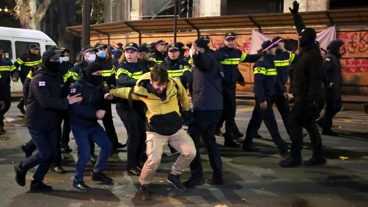 МВД Грузии задержало 16 человек при разгоне митинга в Тбилиси