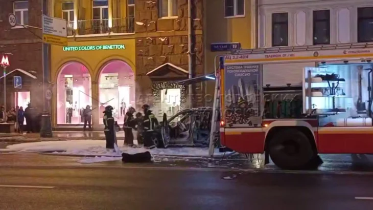 Автомобиль Nissan сгорел в центре Москвы