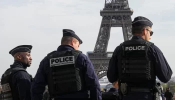 Parisien: люди эвакуированы с территории Триумфальной арки в Париже из-за угрозы взрыва