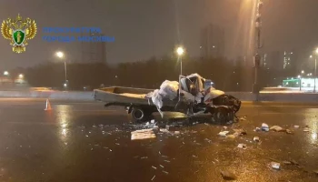 Автомобиль сбил водителя остановившейся машины на МКАД