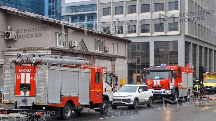 Пожарный поезд задействован в тушении возгорания в здании РЖД Пожарный поезд задействован в тушении возгорания в здании РЖД