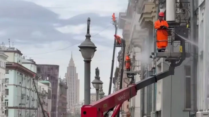 Специалисты промывают фасады домов на Тверской и 1-ой Тверской-Ямской улицах Специалисты промывают фасады домов на Тверской и 1-ой Тверской-Ямской улицах