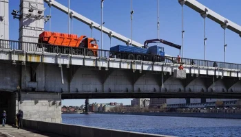 В Москве промыли Крымский мост