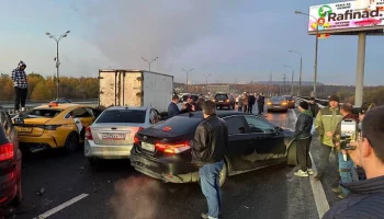 Несколько автомобилей столкнулись на Лужнецком метромосту