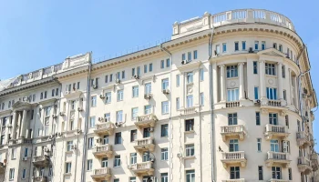 Дома с классическими капителями обновляют в Москве в рамках программы капремонта Дома с классическими капителями обновляют в Москве в рамках программы капремонта
