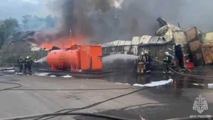 Крупный пожар в ангаре произошел в Санкт-Петербурге Крупный пожар в ангаре произошел в Санкт-Петербурге