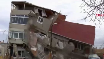 Жилой дом рухнул в Стамбуле из-за обвала грунта