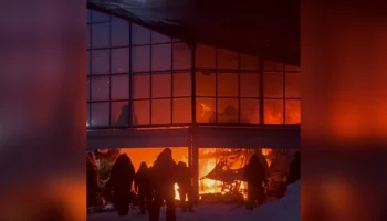 Торговые павильоны загорелись на площади 1 тыс "квадратов" в Челябинске