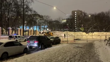 Полиция оцепила территорию для временного хранения снега на Миусской площади