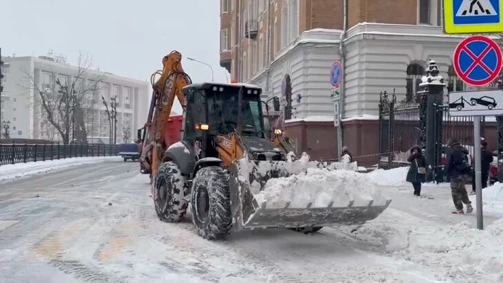 Городские службы Москвы устраняют последствия снегопада в усиленном режиме