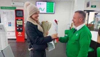 Более 25,5 тысячи цветов вручили москвичкам на объектах столичного транспорта