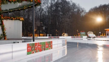 Каток размером с пять хоккейных площадок открылся в Сокольниках