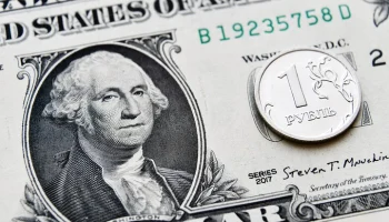 Внебиржевой курс доллара опустился ниже 78 рублей