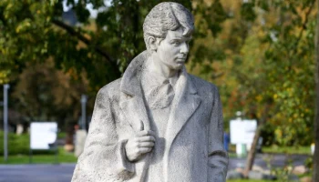 Памятник Есенину появился на новом месте в парке искусств "Музеон"