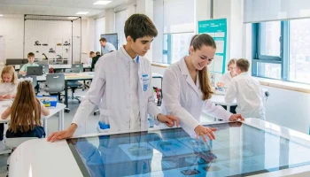 Собянин: До конца 2033 года в Москве обновят около 750 зданий школ