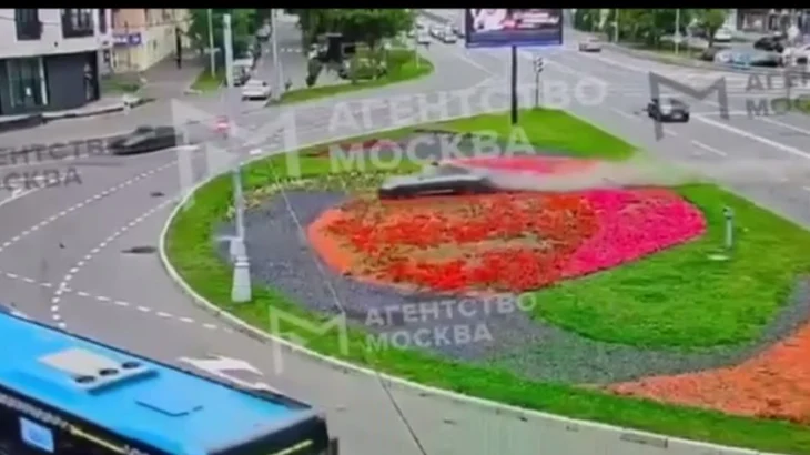 Водитель с ребенком в салоне влетел в столб на площади Ромена Роллана в Москве Водитель с ребенком в салоне влетел в столб на площади Ромена Роллана в Москве