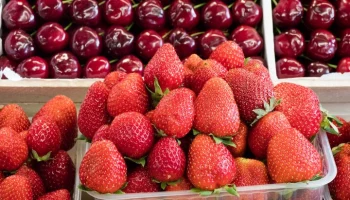 Клубника и черешня подешевели в РФ на 15% за два месяца