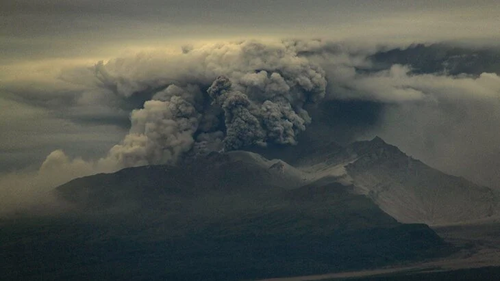 Вулкан Шивелуч на Камчатке выбросил столб пепла на высоту 6,2 км Вулкан Шивелуч на Камчатке выбросил столб пепла на высоту 6,2 км