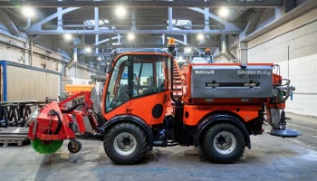 В Москве специалисты перевели коммунальную технику на летний режим