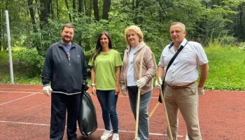 Екатерина Раззакова поддержала участников экодесанта в Обручевском районе