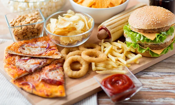 В России поддержали запрет рекламы фастфуда во время Великого поста