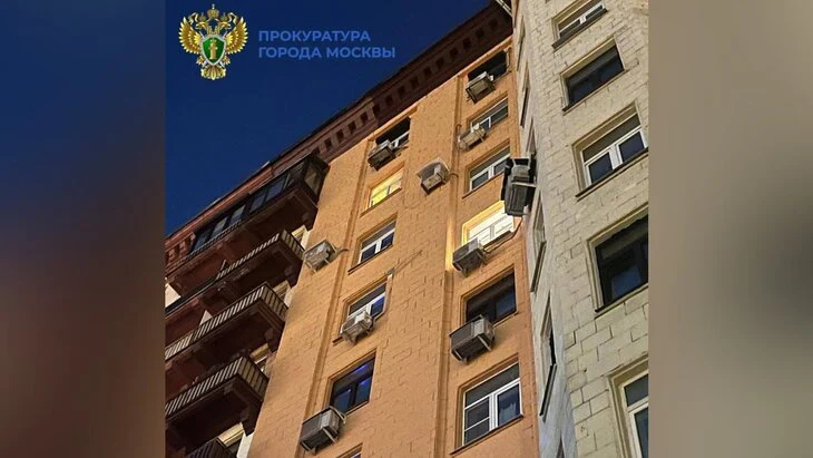 Ребенок погиб, выпав из окна дома на Комсомольском проспекте в Москве Ребенок погиб, выпав из окна дома на Комсомольском проспекте в Москве