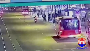 Автомобиль сбил пять пешеходов на тротуаре в Калининграде