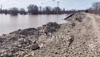 Прорванный паводком участок дамбы на реке Урал в Орске полностью восстановили
