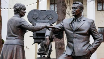 Памятник создателям фильма "Семнадцать мгновений весны" появился в Москве Памятник создателям фильма "Семнадцать мгновений весны" появился в Москве