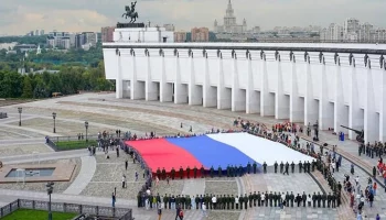 Патриотические акции проходят в Москве в День Государственного флага