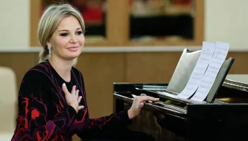 Уехавшая на Украину певица Максакова не оплатила долги в России