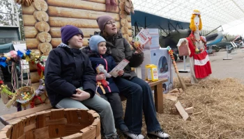 Сотни москвичей отпраздновали последний день Масленицы в Музее Победы