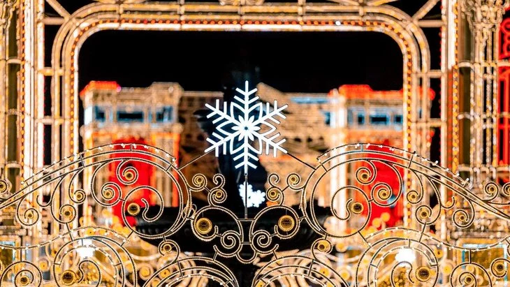 В Москве начали демонтировать праздничные световые конструкции В Москве начали демонтировать праздничные световые конструкции