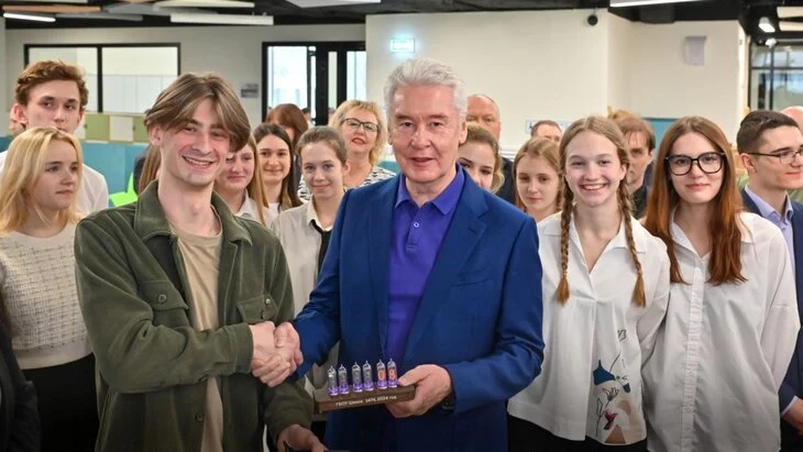 Сергей Собянин поздравил московских выпускников с успешным окончанием школы Сергей Собянин поздравил московских выпускников с успешным окончанием школы