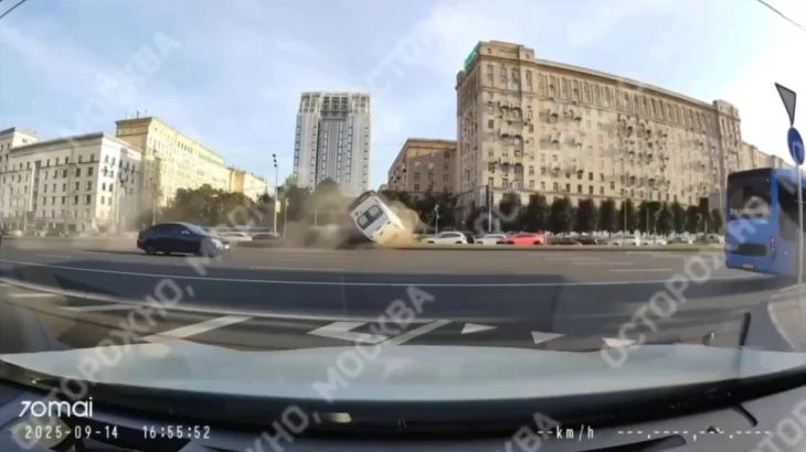 Опубликовано видео с Кутузовского проспекта, где перевернулась скорая помощь Опубликовано видео с Кутузовского проспекта, где перевернулась скорая помощь