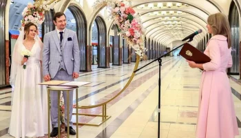 Три пары поженились на станции метро "Маяковская" накануне Дня семьи, любви и верности