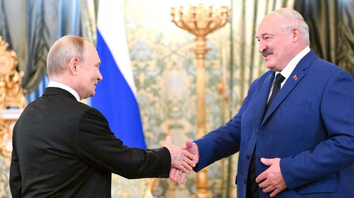 Лукашенко поздравил Путина с днем рождения Лукашенко поздравил Путина с днем рождения