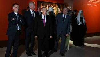 Сергей Собянин осмотрел выставку «Великая Победа. Россия — моя история» в Манеже Сергей Собянин осмотрел выставку «Великая Победа. Россия — моя история» в Манеже