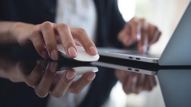 Россиянам напомнили о компенсации за работу в майские праздники Россиянам напомнили о компенсации за работу в майские праздники