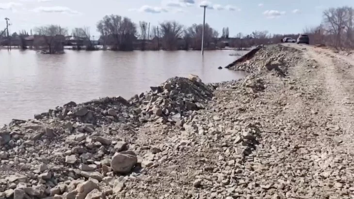 Прорванный паводком участок дамбы на реке Урал в Орске полностью восстановили Прорванный паводком участок дамбы на реке Урал в Орске полностью восстановили