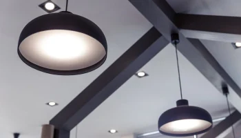 Столичная компания увеличила выпуск светильников благодаря федпроекту