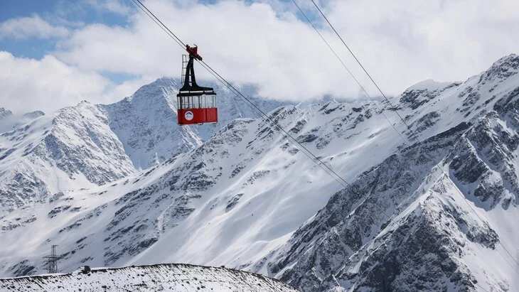 Два человека погибли в аварии на канатной дороге на Эльбрусе Два человека погибли в аварии на канатной дороге на Эльбрусе