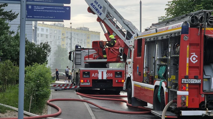 Пожарные спасли семилетнего ребенка из горящей многоэтажки на западе Москвы