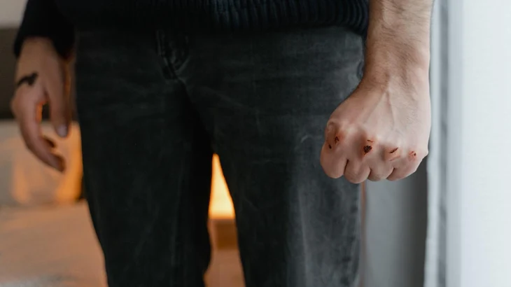 Прокуратура разберется в избиении учителя отцом пятиклассника в школе в Москве Прокуратура разберется в избиении учителя отцом пятиклассника в школе в Москве